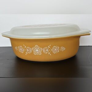 Vintage Pyrex  045 2.5 QT BUTTERFLY GOLD casserole dish with matching lid.